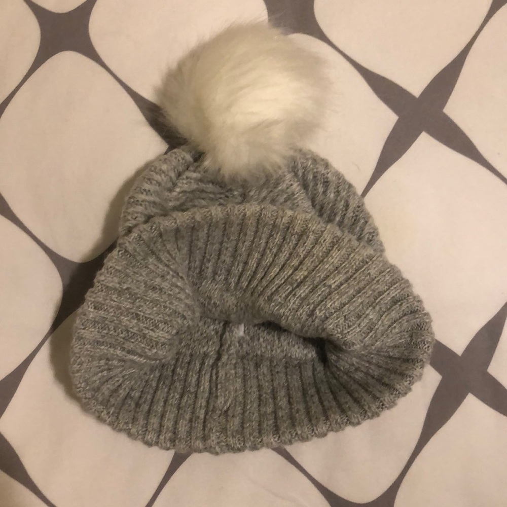 Beanie with pom Pom - Picture 3 of 6